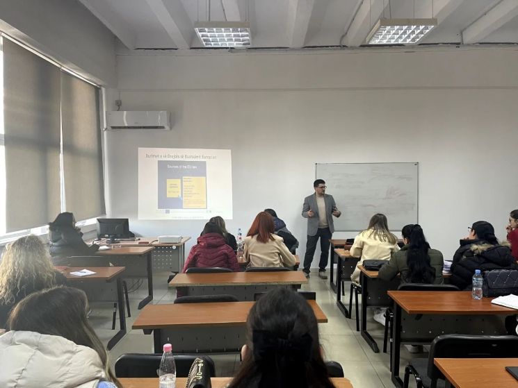 Leksion me asistent avokatët në Shkollën e Avokatisë nga Dr. Gentjan Skara